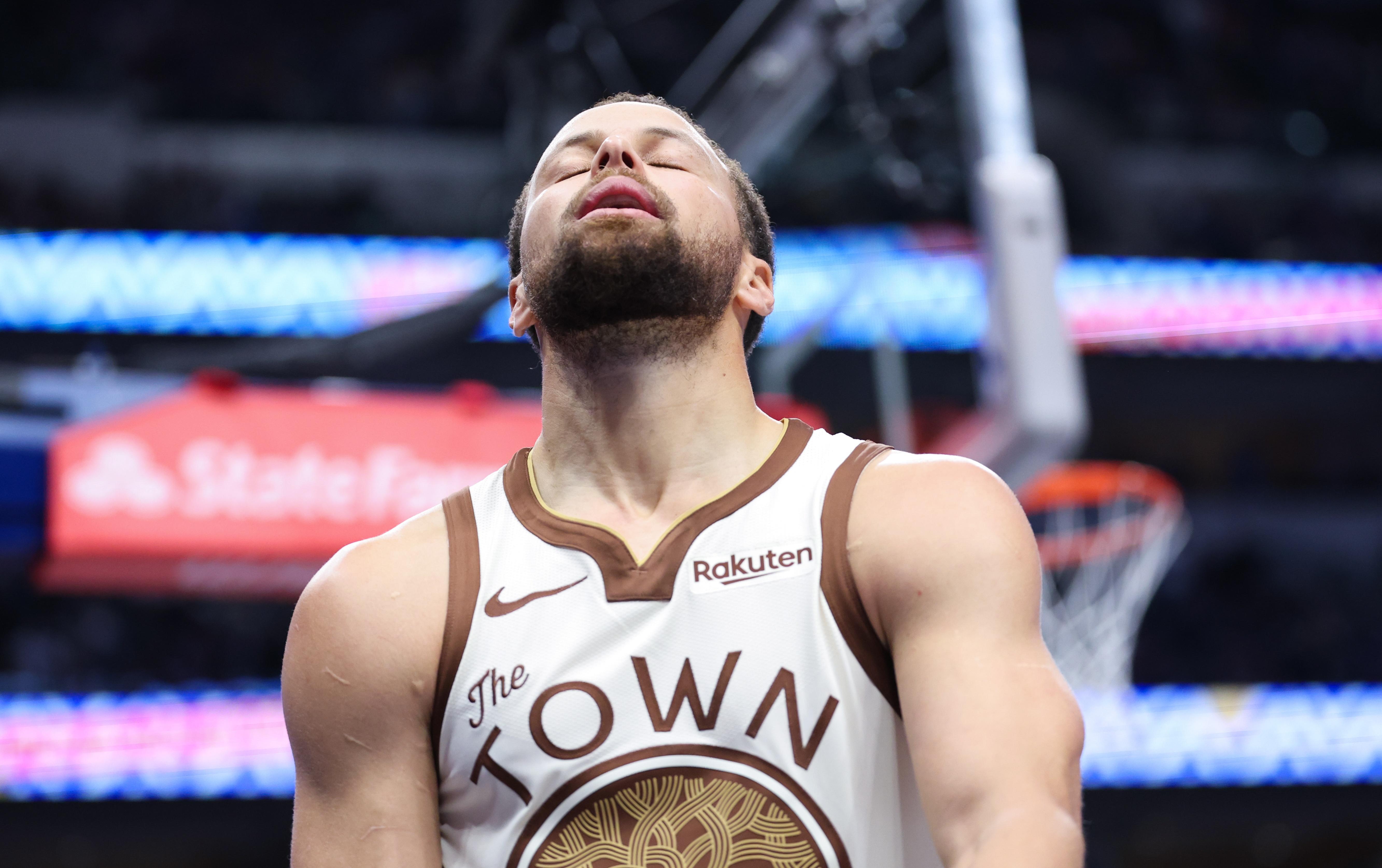 lol注册平台包含菲尼克斯太阳围绕NBA常规赛调整名单塔图姆连续三场比赛得分超过出色防守，现场解说直呼：斯图加特围绕西甲单刀错失的词条